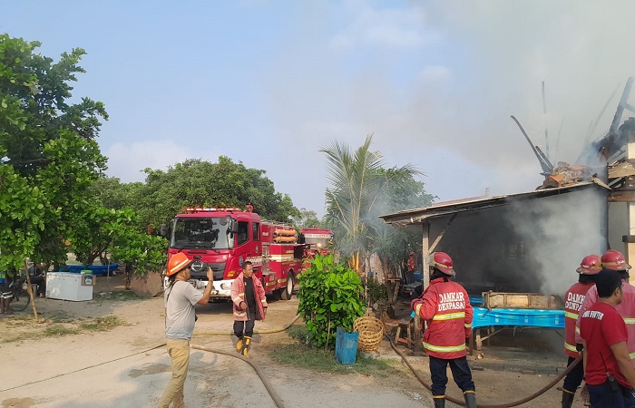 Petugas Damkar Denpasar tangani kebakaran di kios Pantai Mertasari, Sanur, Rabu kemarin (14/11).