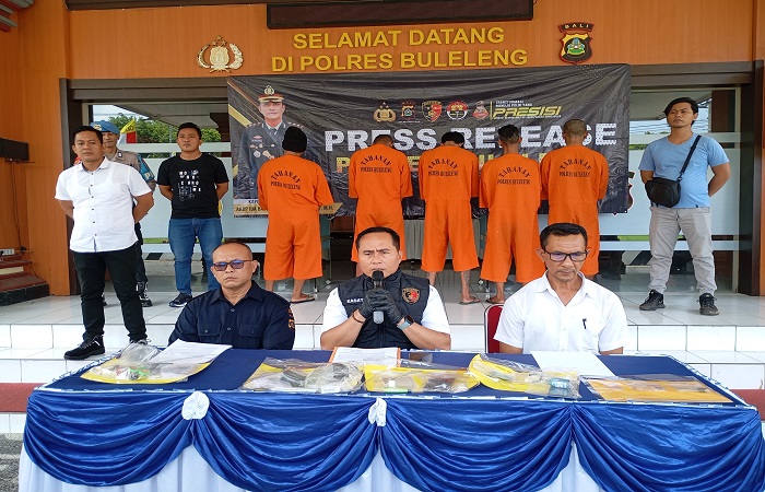Polres Buleleng menangkap 3 orang penyalahguna narkotika. Namun 2 orang pengedarnya masih misteri. Dari kiri ke kanan belakang, OP (4 dari kanan), MS, dan HR.