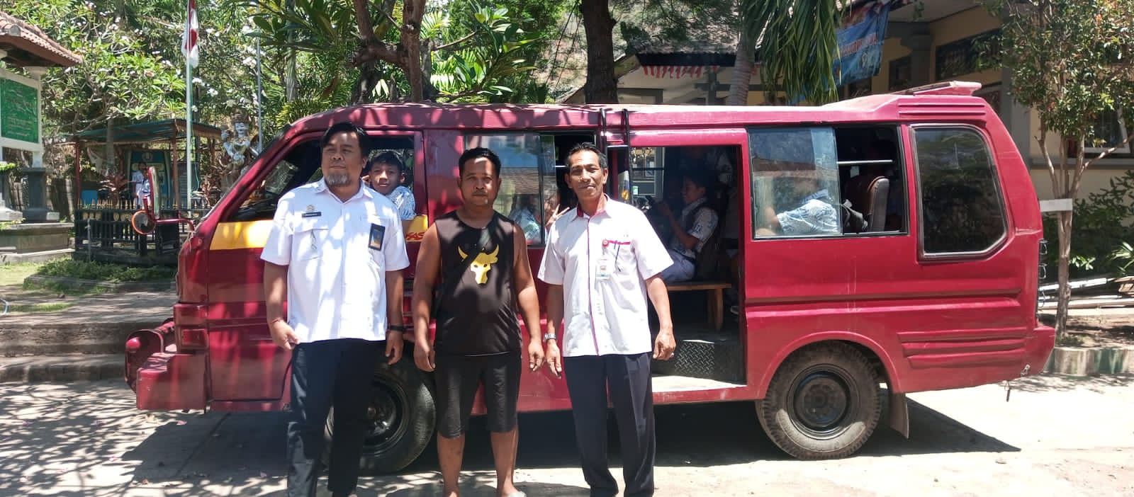 ANGKUTAN SISWA: Armada angkutan yang digunakan untuk antar jemput siswa.