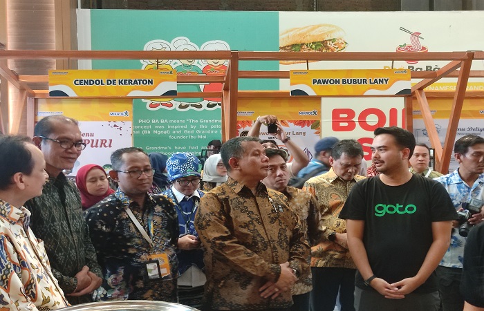 Wakil Menteri UMKM Republik Indoensia, Helvi Yuni Miraza mengunjungi sejumlah UMKM yang ada di Bali pada Kamis (14/1) di Discovery Mall.