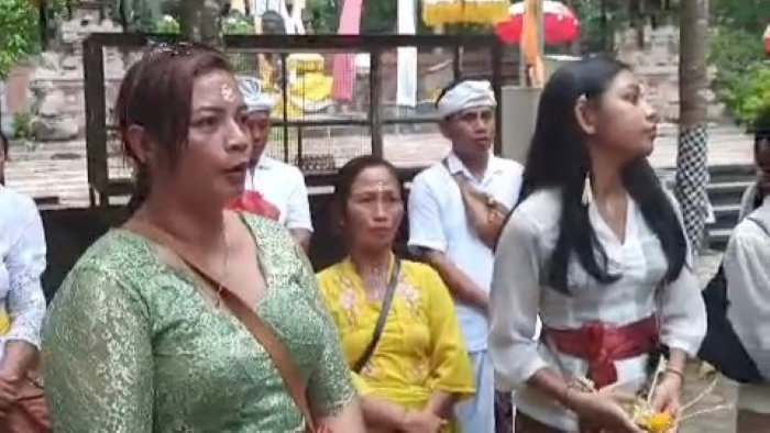 TANGKIL: Rombongan umat Hindu dari Desa Busungbiu, Buleleng, saat tangkil ke Pura Luhur Giri Salaka di Alas Purwo. Mereka dikenakan tiket masuk ke taman nasional sebesar Rp 20 ribu per orang.