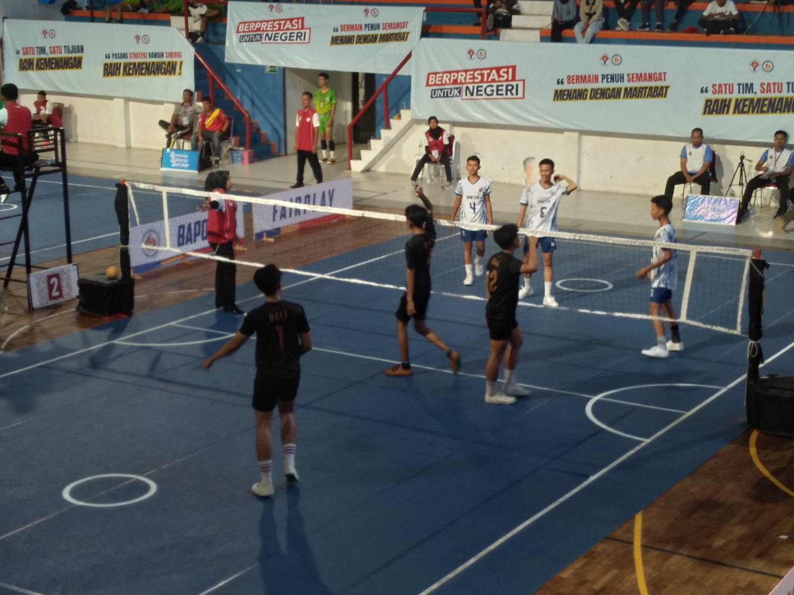 MENUJU POPNAS: Tim sepak takraw Bali (baju biru) berhadapan dengan tim sepak takraw Banten (baju putih).