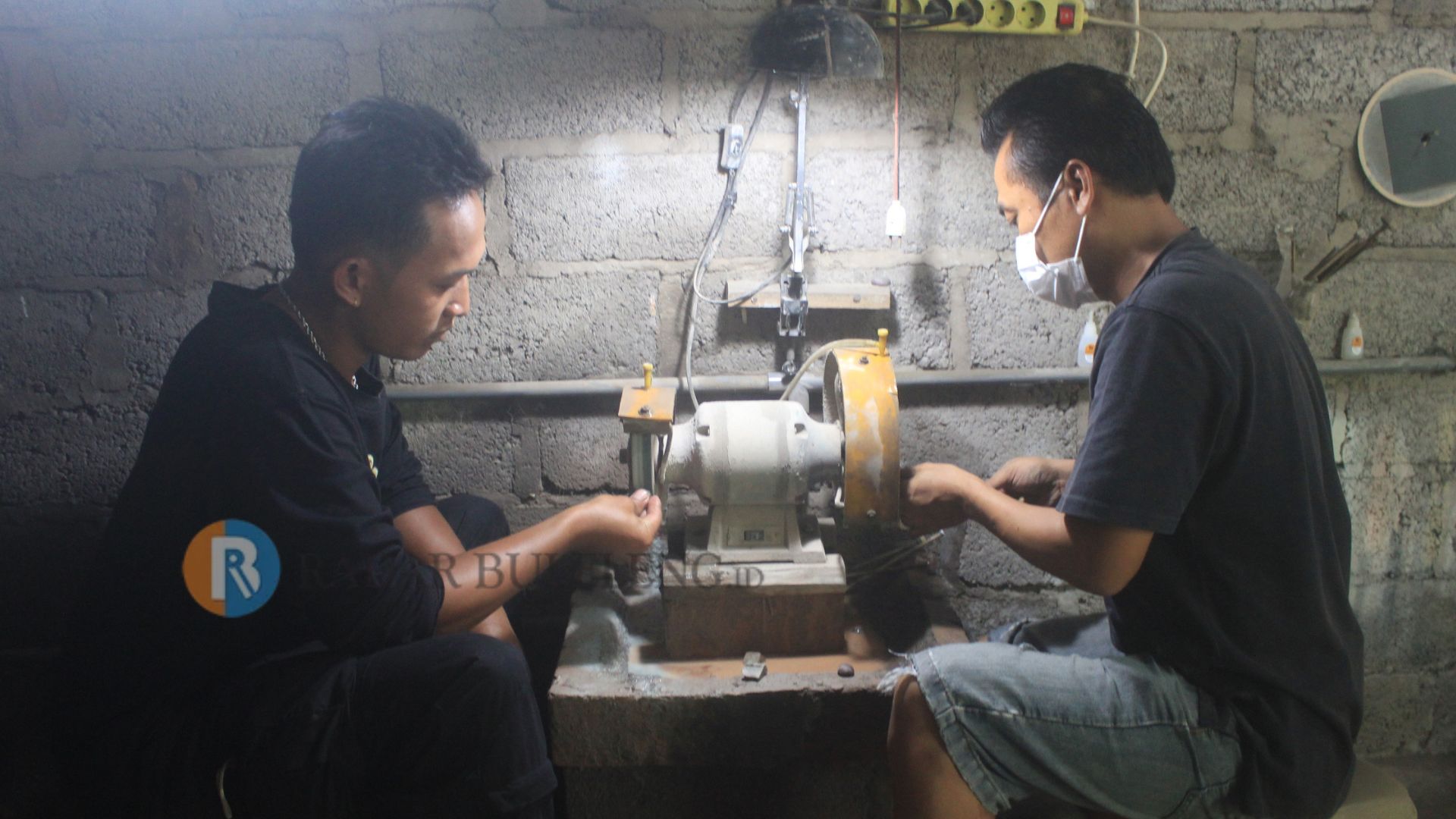 BATU AKIK: Seorang perajin di Desa Banyupoh, Buleleng, tengah memproduksi permata batu akik.