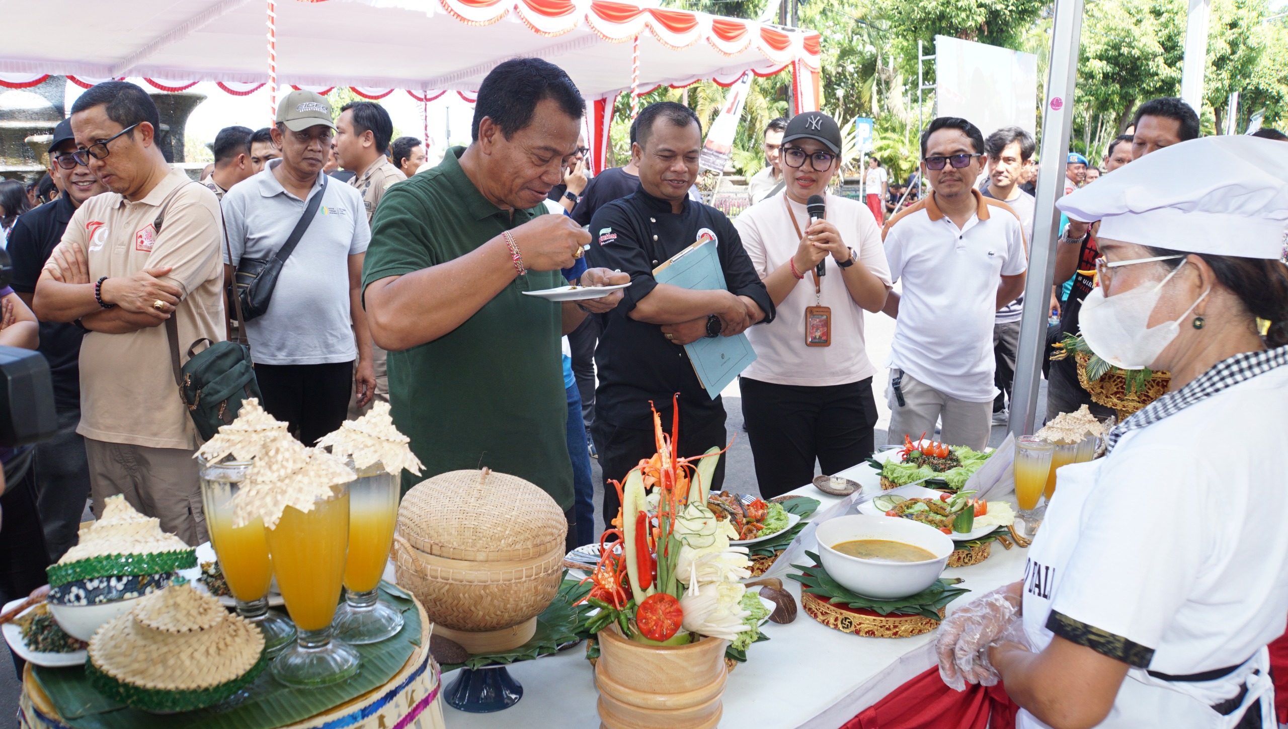 PANGAN LOKAL: Pj. Bupati Buleleng, Ketut Lihadnyana mencicipi menu masakan berbahan dasar potensi pangan lokal.