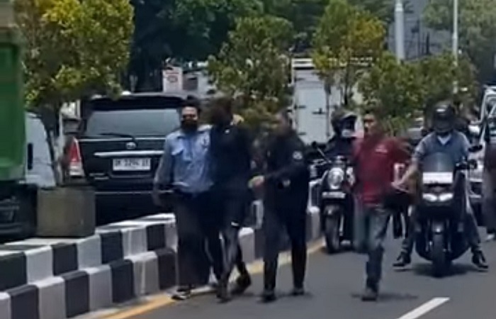Bule Amerika bernama Jemel alias Demarious, 32, diamankan di tengah Jalan Umum, Sabtu 15 November 2024.