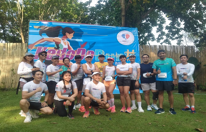Dokter I Gusti Ngurah Maha Alit Arimbawa, Ketua KedoDoRun Chapter Bali foto bersama usai berlari di acara Mini Race yang bertajuk Run Fast with Safe Heart Rate, pada Minggu pagi (17/11/2024).