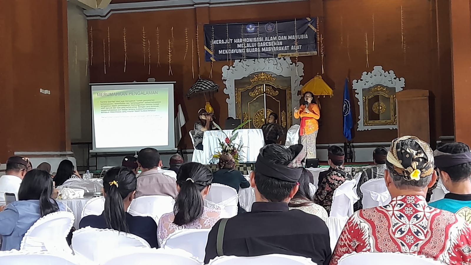 SARASEHAN ADAT: Suasana sarasehan adat di Wantilan Desa Adat Pedawa. Harapannya terjadi penguatan pemahaman adat di masyarakat Bali Aga, khususnya di Desa Pedawa.