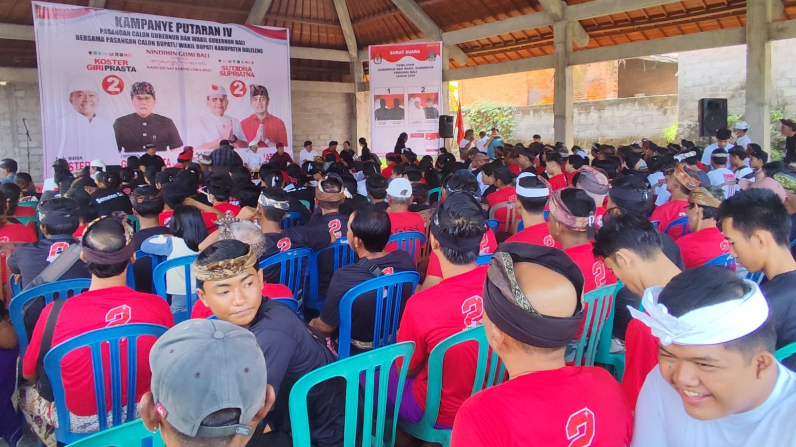 KAMPANYE: Suasana kampanye Calon Gubernur Bali, Wayan Koster di Wantilan Desa Adat Sambangan,  Buleleng.