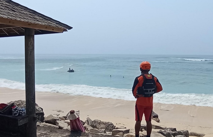 Tim SAR gabungan menelusuri perairan Pantai Pandawa untuk mencari korban pemancing yant terseret arus.