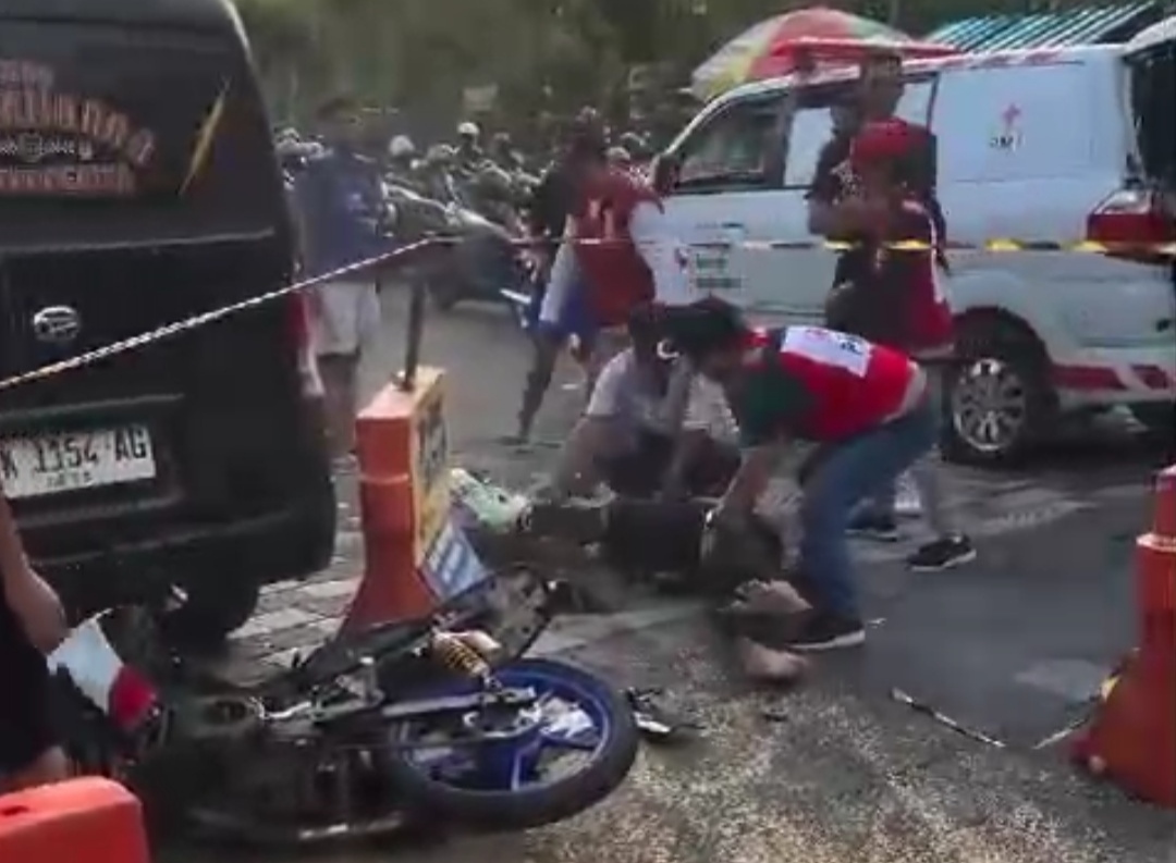 INSIDEN: Seorang penonton tertabrak pembalap yang gagal mengerem saat latihan bersama road race di Jembrana, Bali.