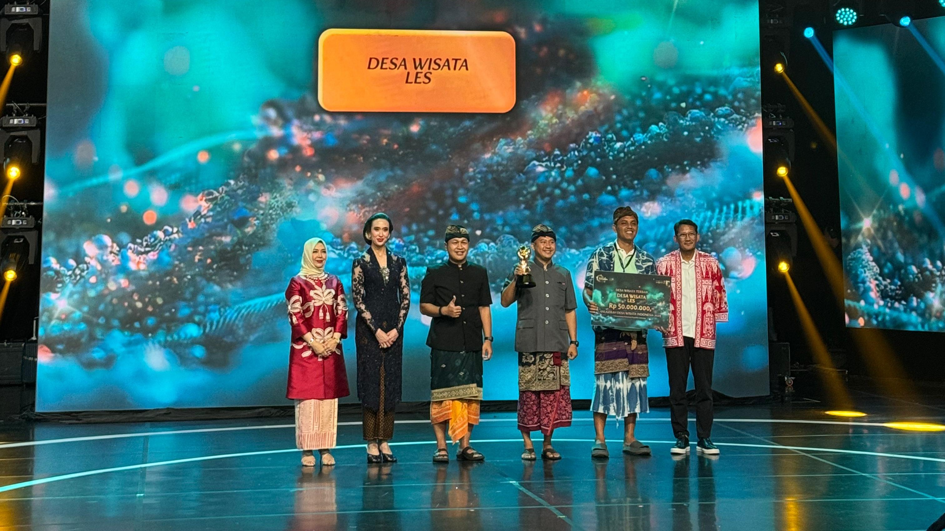 PRESTASI: Penganugerahaan Desa Les sebagai desa wisata terbaik di Indonesia.