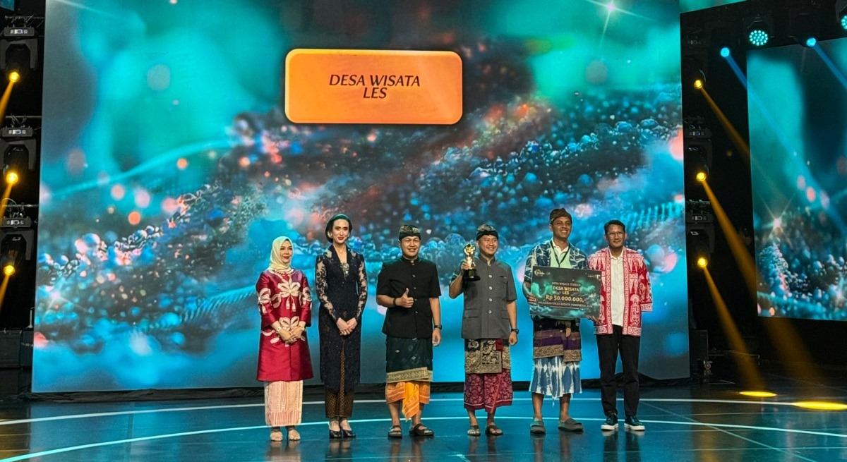 Perbekel Desa Les, Gede Adi Wistara (pegang piala) mewakili menerima penghargaan sebagai desa wisata terbaik dalam ajang ADWI 2024 yang digelar Kementerian Pariwisata RI.