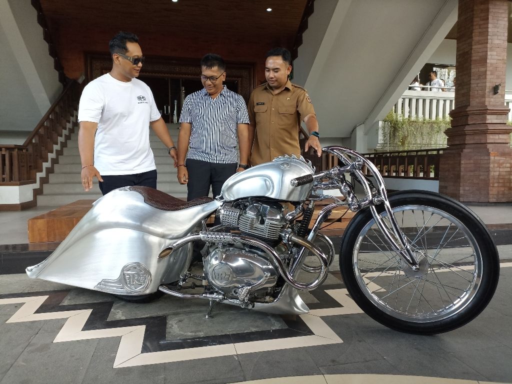 MODIFIKASI: Founder AMS Garage Ajus Mulyawarman memperlihatkan karya sang traditional bagger, &rdquo;Phoenix&rdquo; wakili Indonesia pada RE Custom World di Dharma Negara Alaya, Denpasar kemarin.