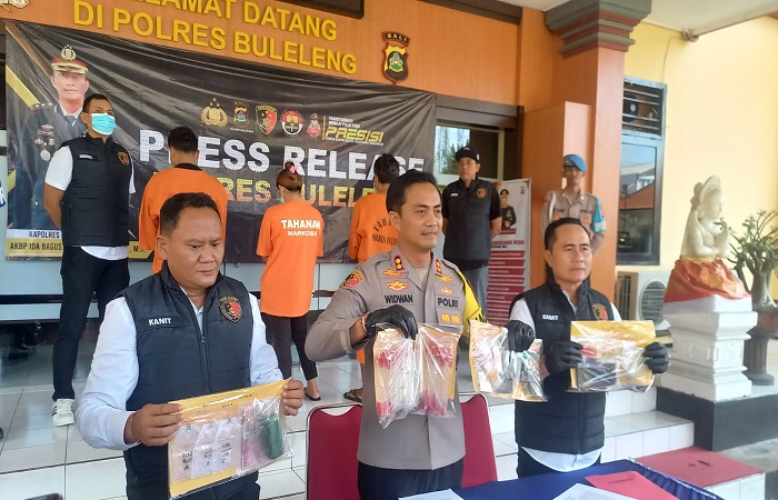 Terdakwa Eliasih dan Komang saat rilis di Polres Buleleng. Mereka berdua dituntut hukuman 7 tahun penjara, akibat mengedarkan narkotika, utamanya di kalangan pelajar.