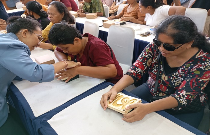 Tunanetra di Kabupaten Buleleng mendapatkan pelatihan mengenal aksara Bali, yang digelar oleh FIP Undiksha. Dengan inovasi bernama Reaksi, setidaknya membantu tunanetra mengetahui aksara Bali.