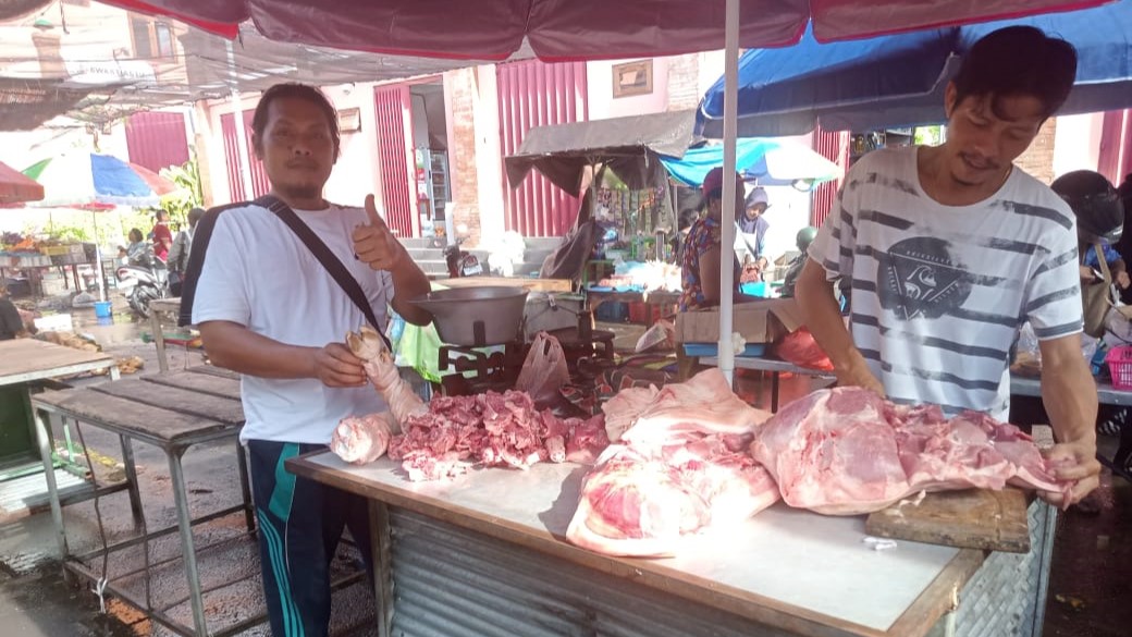 NAIK TINGGI: Penjual daging babi di Pasar Banyuasri. Harga daging babi naik tinggi hingga Rp 110 ribu per kilogram.