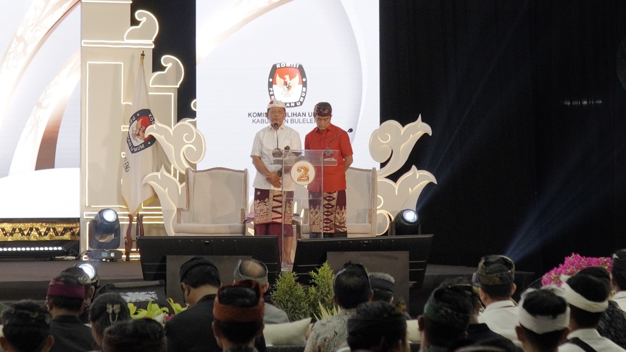 JANJIKAN BEASISWA: Pasangan calon Nyoman Sutjidra dan Gede Supriatna dalam debat publik ketiga di Hotel Banyualit Lovina.