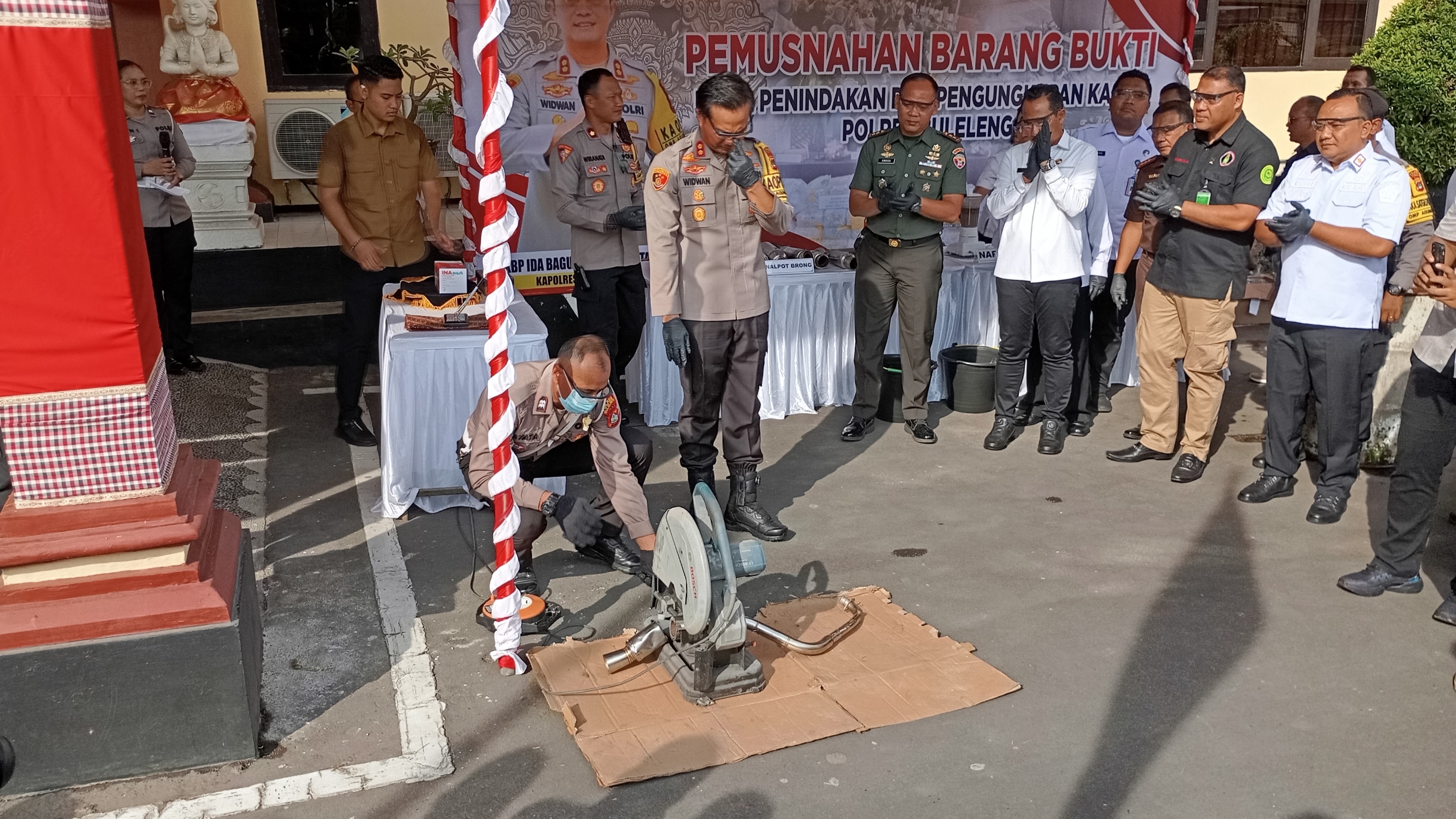 MAU JADI PATUNG: Polres Buleleng musnahkan sejumlah barang bukti kasus, salah satunya knalpot brong. Rencananya, bekas knalpot itu akan dirakit menjadi Patung Goak Poleng.