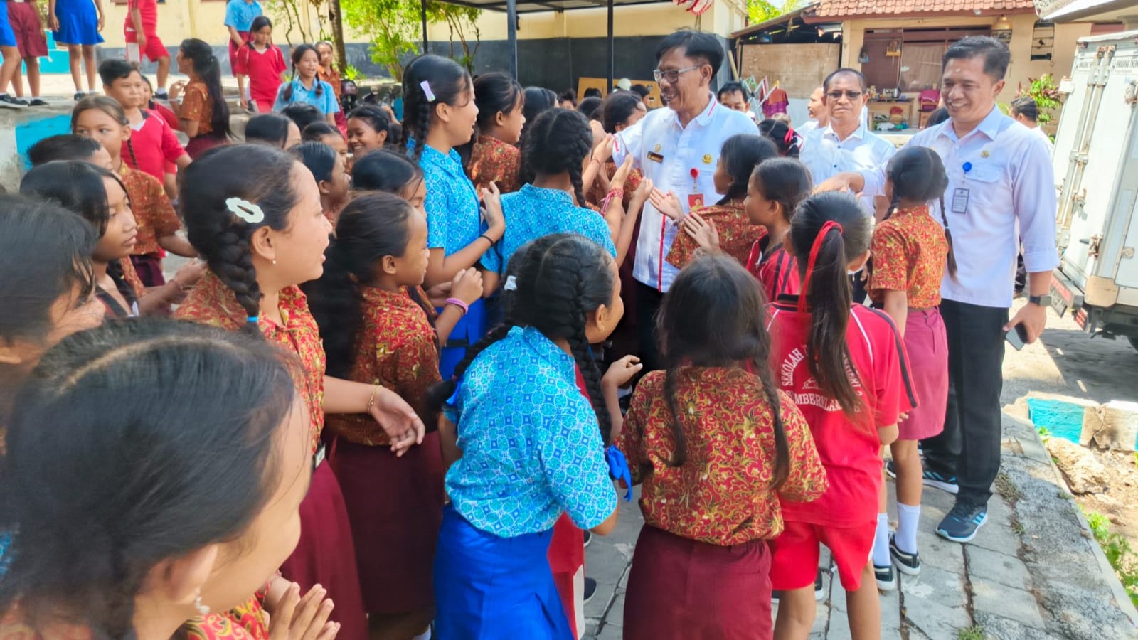 CEK SEKOLAH: Tim dari Dinas Pendidikan Pemuda dan Olahraga (Disdikpora) Buleleng mengecek kesiapan di SDN 2 Sumberklampok jelang uji coba makan siang bergizi.