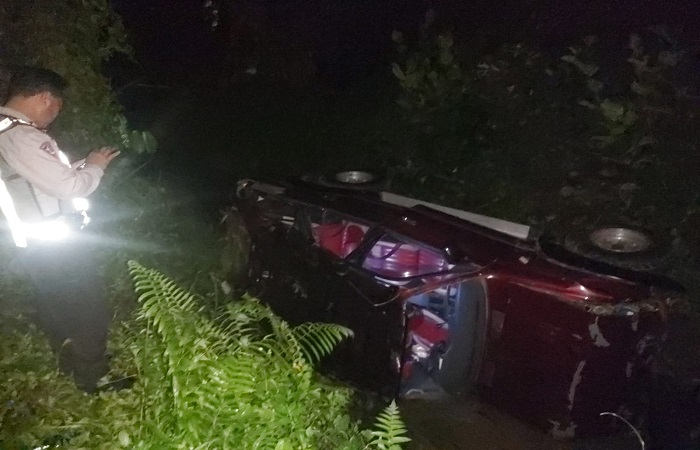 Mobil Land Cruiser warna merah No Pol. DK 1835 DB yang dikendarai Gusti Ngurah Harta terbalik di pinggir parit, Jalan Raya Petang, Badung, Kamis (21/11) kemarin.