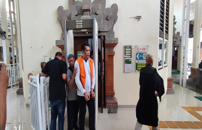 Tersangka Sukojin usai menjalani sidang putusan di PN Denpasar, Kamis kemarin (21/11).Dia divonis 14 bulan penjara.