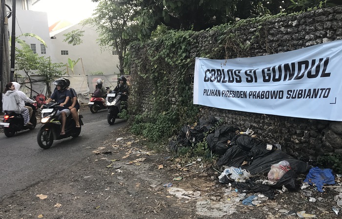 Jelang pencoblosan 27 November, terpasang spanduk bertuliskan &lsquo;Coblos Si Gundul Pilihan Presiden Prabowo Subianto&rsquo; dipasang di berbagai kawasan.