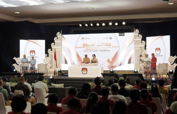 Paslon Ok Gas dan JOSS 24 memperdebatkan pemberian tunjangan guru di Kabupaten Buleleng. Akhirnya keluar sindiran optimis dan pesimis.