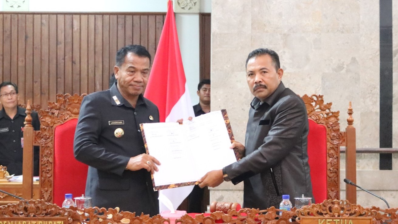 SAH!: Pj. Bupati  Buleleng Ketut Lihadnyana (kiri) dan Ketua DPRD Buleleng Ketut Ngurah Arya (kanan) menyepakati APBD Buleleng Tahun 2025.