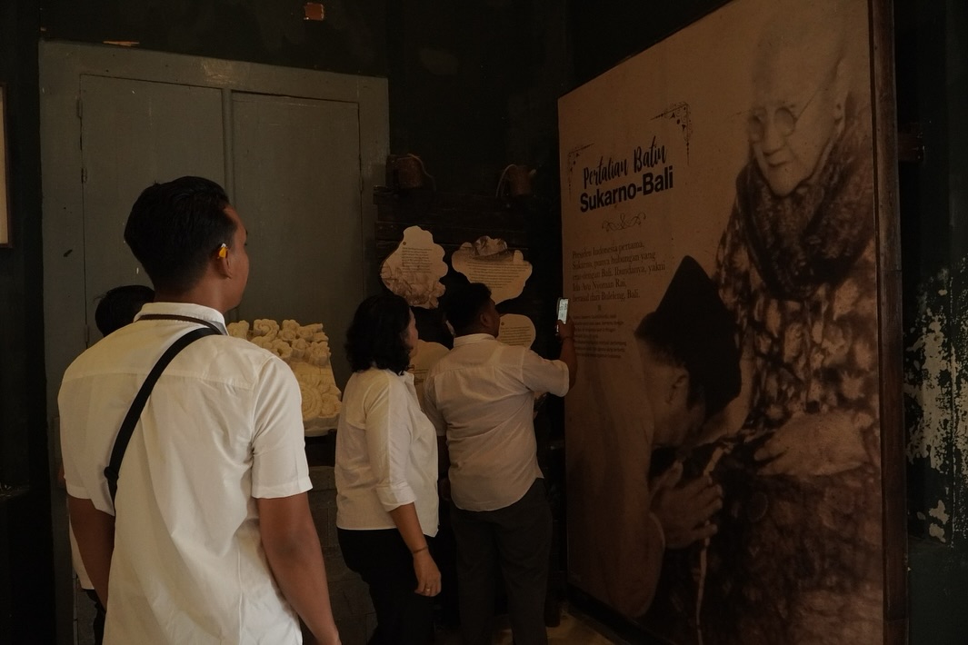 ARSIP: Salah satu arsip yang berkaitan dengan sosok Bung Karno dihadirkan lewat barcode digital yang tertanam pada poster.