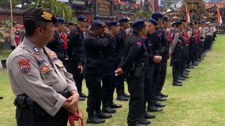 SIAGA: Personel Polres Buleleng di-back up oleh pasukan Brimob serta Dalmas Polda Bali siap mengawal masa tenang Pilkada Buleleng.