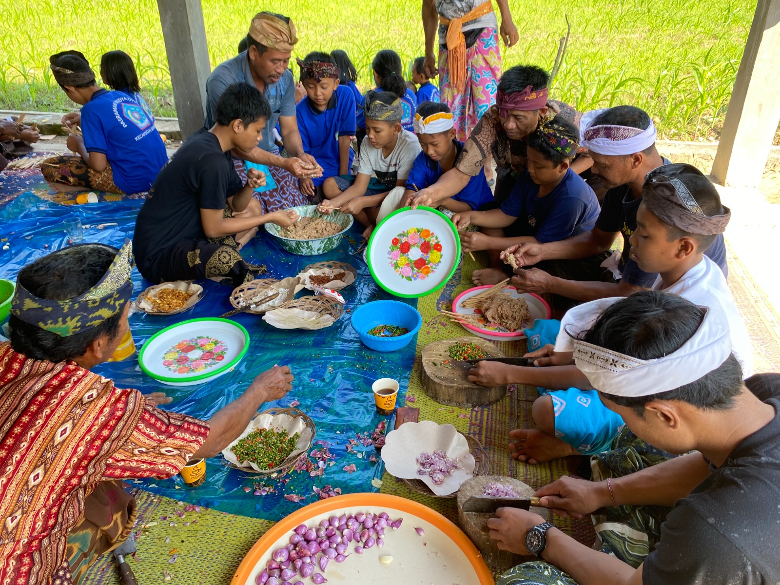 NGELAWAR: Generasi muda Hindu di Kecamatan Simpang, Kabupaten OKU Selatan, Sumatera Selatan belajar ngelawar. Mereka belajar agama dan tradisi di Pasraman Widya Dharma.