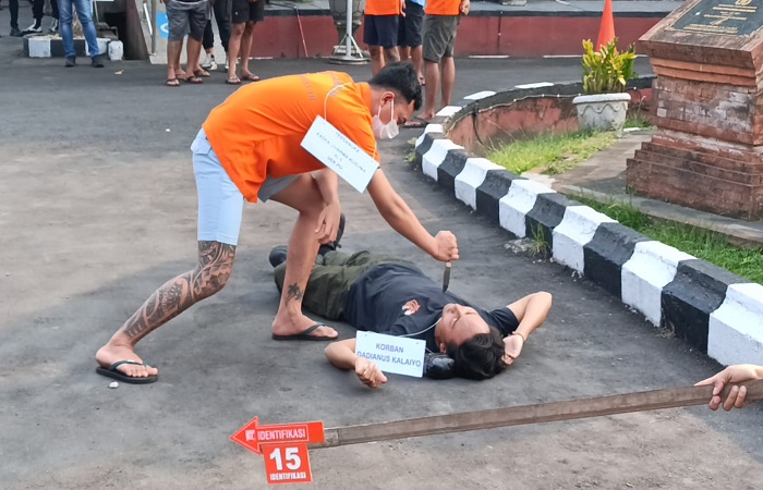 Pelaku penganiayaan saat rekontruksi di halaman Polres Gianyar, Jumat (22/11). Polisi masih menyelidiki keterlibatan pelaku lain.