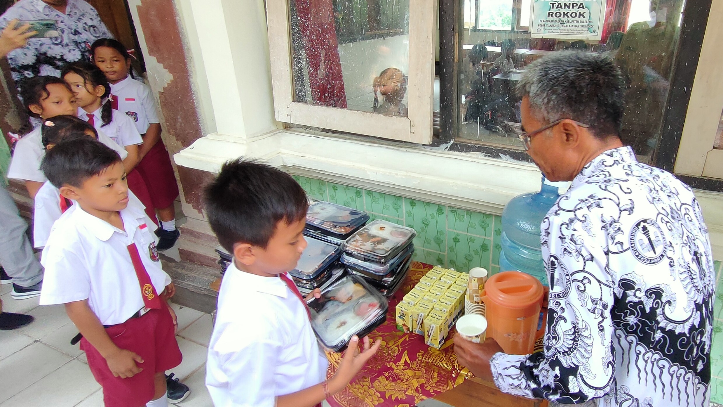 MAKAN SIANG: Simulasi makan siang bergizi di SDN 2 Sumberklampok, Buleleng.