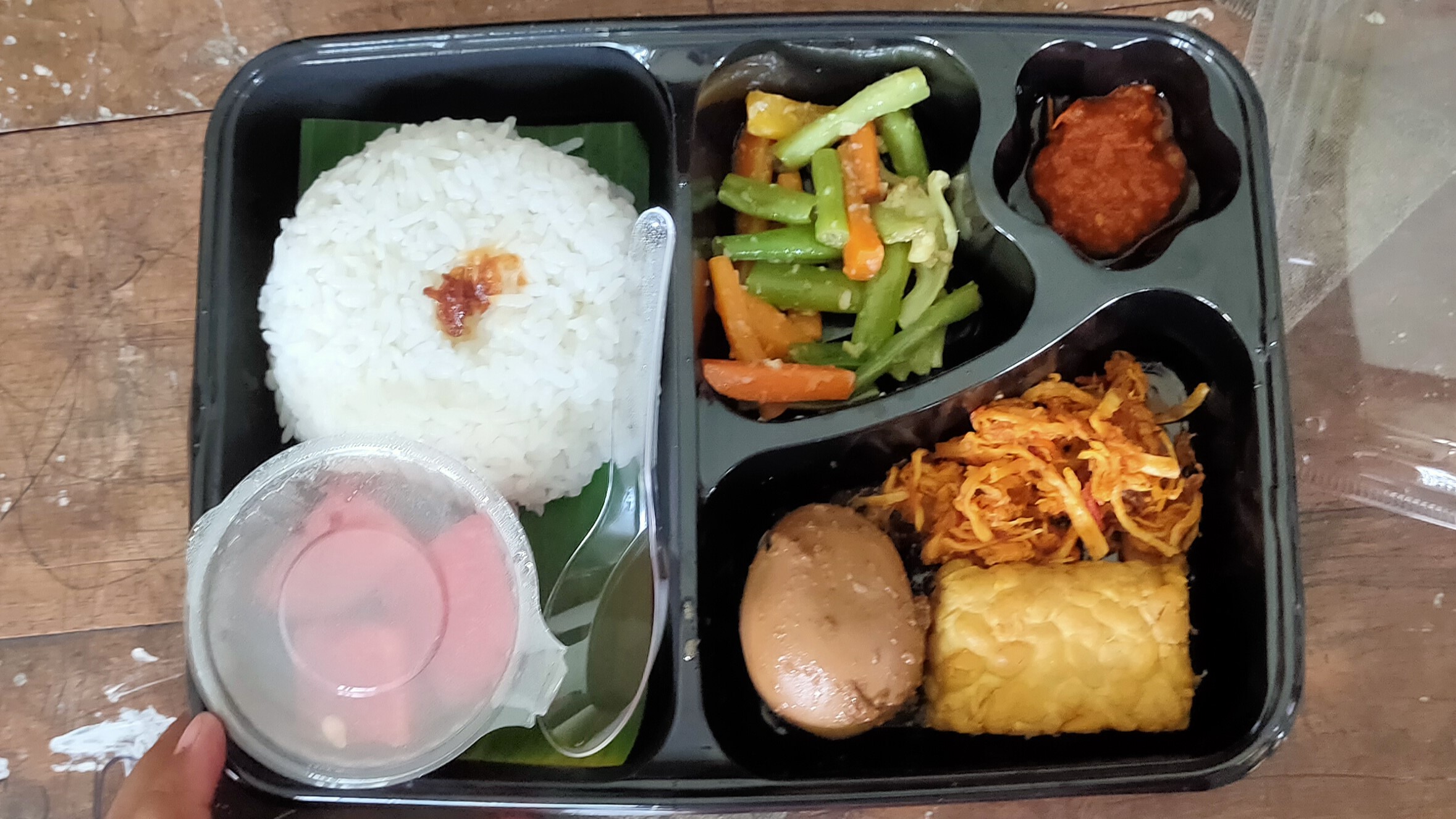 MAKAN SIANG: Menu makan siang bergizi yang diberikan kepada siswa saat simulasi di SDN 2 Sumberklampok, Buleleng.