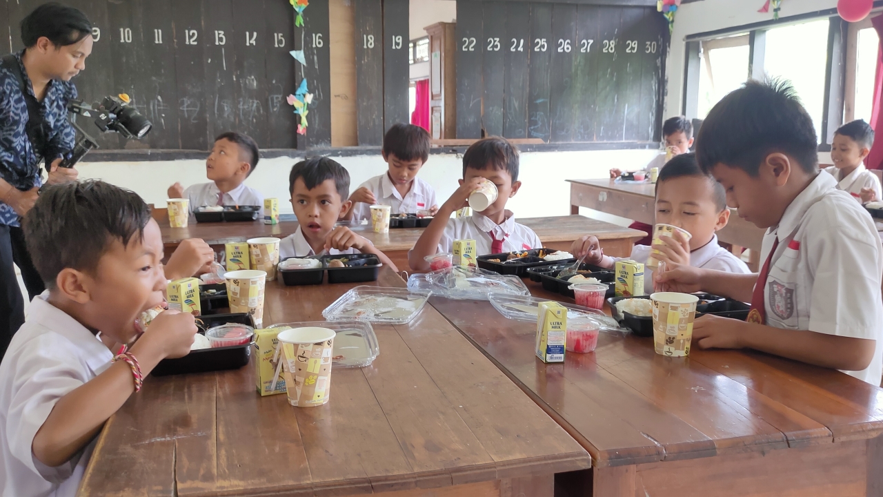 MAKAN SIANG: Siswa di SDN 2 Sumberklampok saat simulasi makan siang bergizi pada Senin (25/11/2024).