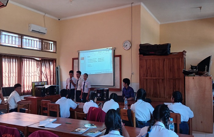 Suasana belajar mengajar di SMPN 8 Singaraja. Banyak suka duka yang dirasakan para guru muda dalam mendidik siswa. Namun mereka sepakat, jerih payah mereka tentu berdampak pada masa depan Indonesia.