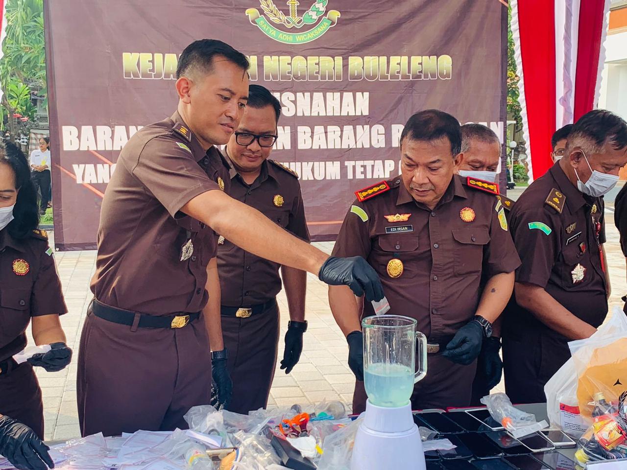 PEMUSNAHAN: Proses pemusnahan barang bukti narkoba di Kejaksaan Negeri Buleleng.