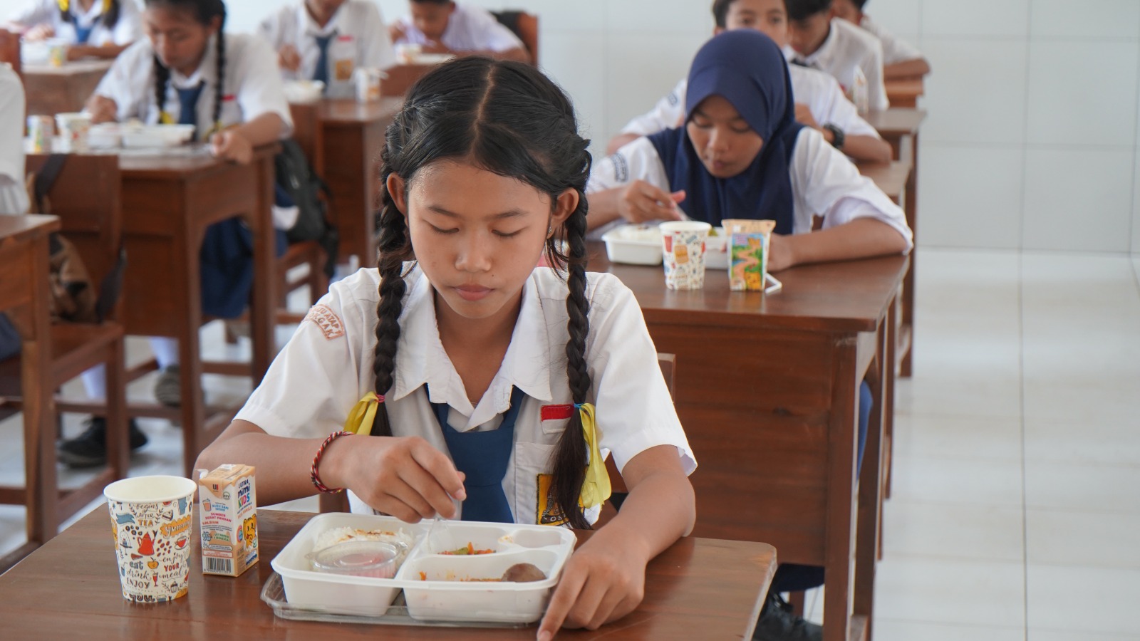 MAKAN SIANG: Simulasi makan siang bergizi di SMP Negeri Satu Atap 1 Gerokgak.