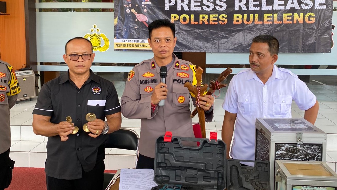 BUKTI KEJAHATAN: Kapolsek Kota Singaraja, Kompol Made Agus Dwi Wirawan (tengah) menunjukkan barang bukti hasil curian.