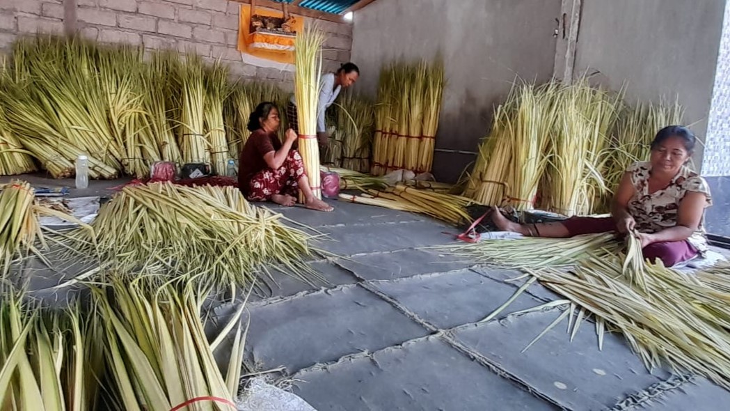 HARGA NAIK: Gudang penyimpanan busung atau janur kelapa di Desa Lokapaksa. Harga busung kini semakin mahal.