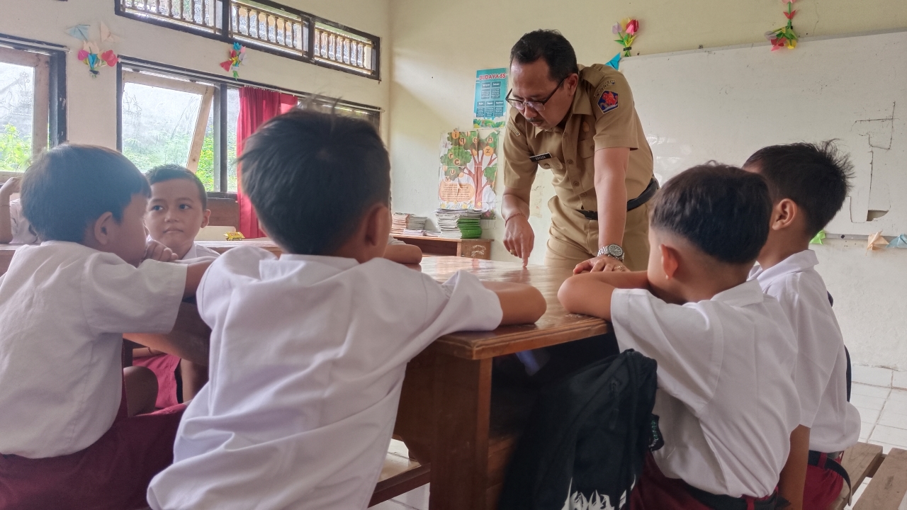 NOSTALGIA: Sekda Buleleng, Gede Suyasa saat mengajar siswa di SDN 2 Sumberklampok.