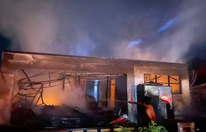 Kios milik I Wayan Surianta, 32, warga Dusun Batumulapan, Desa Batununggul, Kecamatan Nusa Penida hangus dilalap api, Senin (25/11) sekitar pukul 22.00.