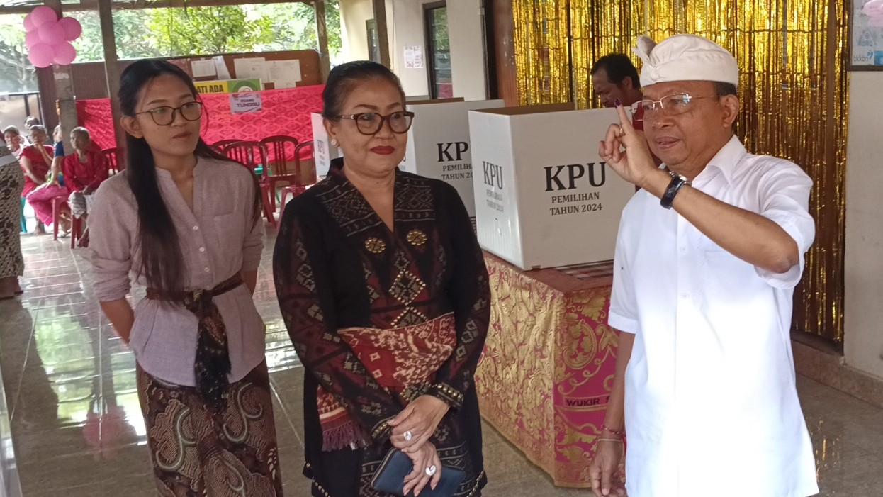 NYOBLOS: Calon Gubernur Bali nomor urut 2, Wayan Koster saat menyalurkan hak suara di TPS 001 Desa Sembiran.