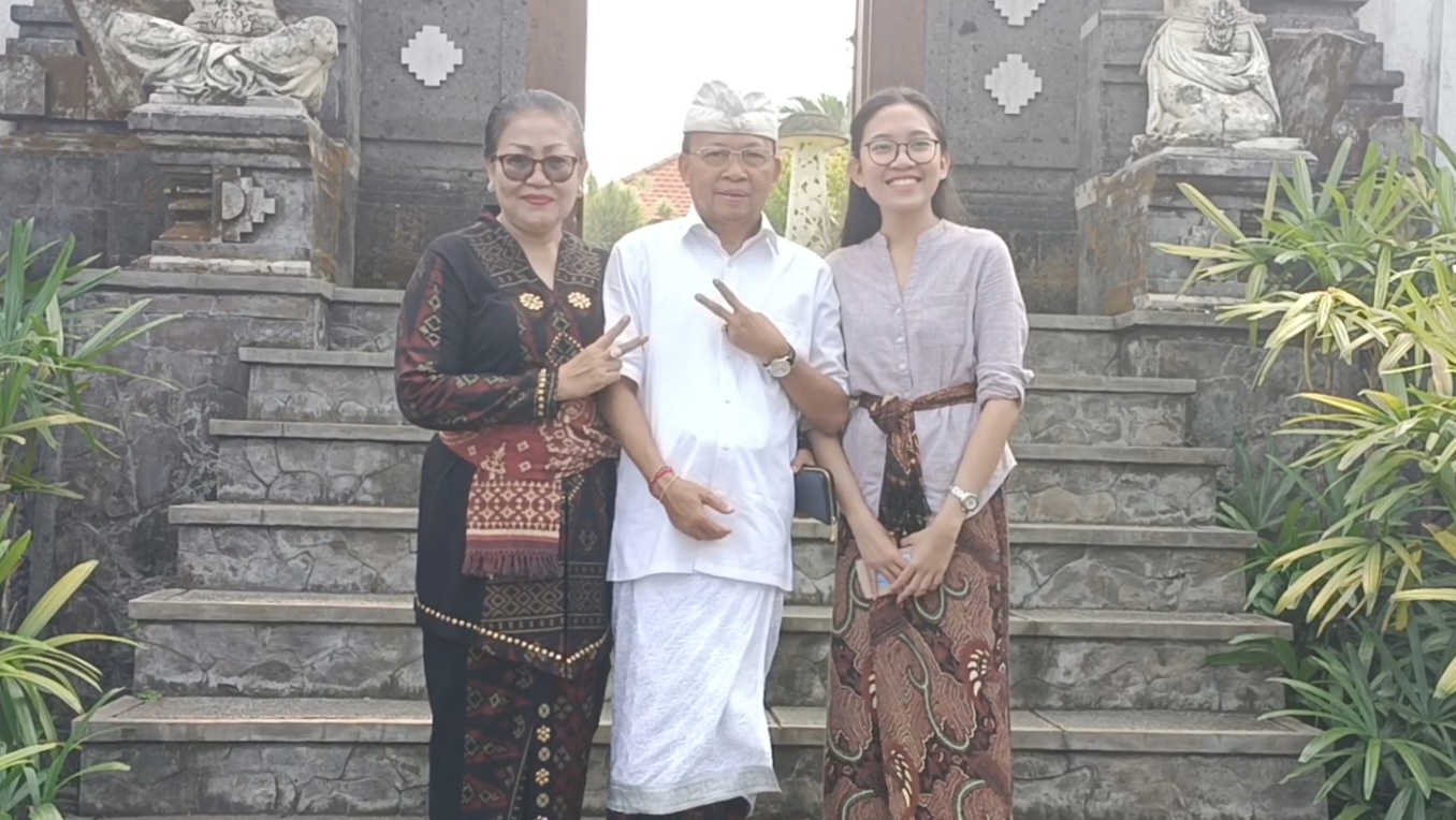 BERSAMA KELUARGA: Calon Gubernur Bali nomor urut 1, Wayan Koster bersama istri dan anaknya, sebelum menyalurkan hak suara pada Pilkada serentak di Bali.