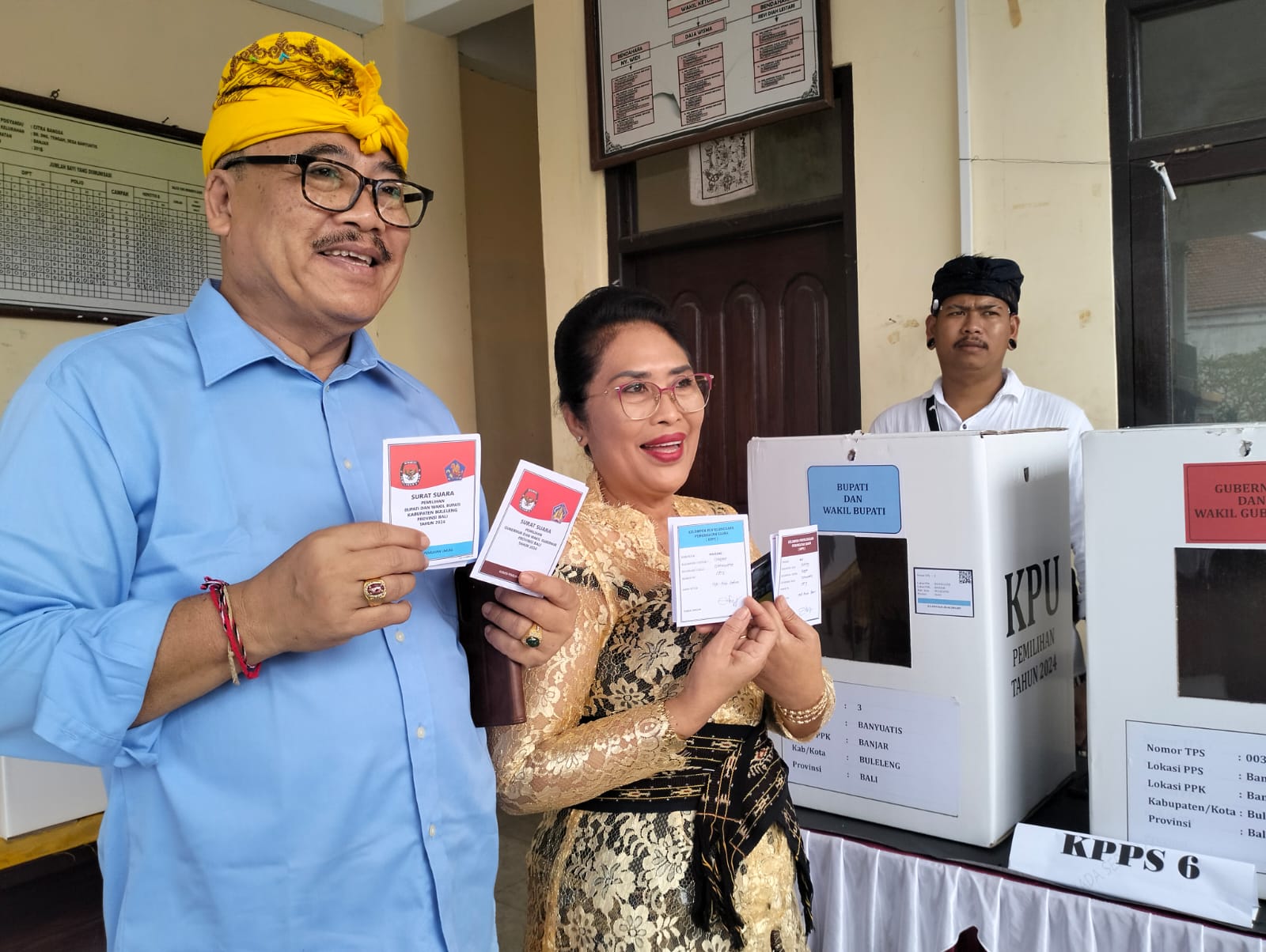 NYOBLOS: Calon Bupati Buleleng nomor urut 2, Nyoman Sugawa Korry menyalurkan hak suara di Banyuatis.