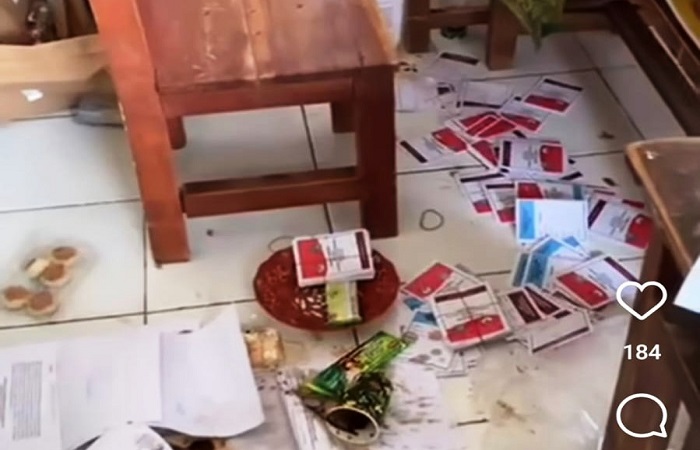 Tangkapan layar rekaman kondisi surat suara di TPS 09, Desa Tianyar, Kecamatan Kubu yang rusak akibat tertimpa tumpahan kopi usai kejadian salah seorang pemilih mengamuk.