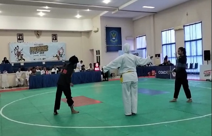 Pesilat kabupaten Buleleng, Putu Meisya Tiarani Putri saat berlaga di Pra POPNAS 2025. Meisya meraih emas  dan berhak melaku ke POPNAS 2025 yang akan digelar di Aceh dan Sumatera Utara.