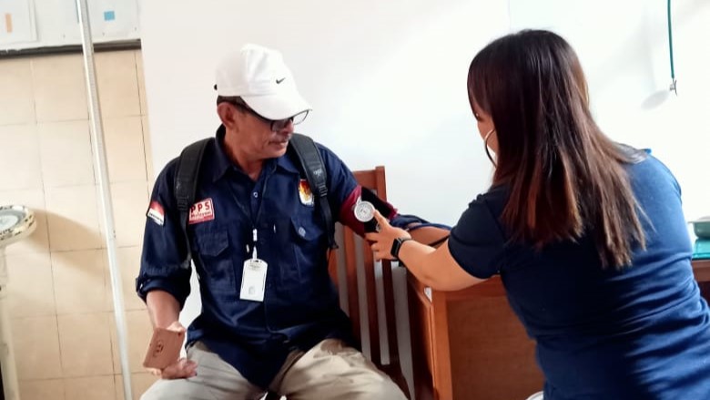 CEK KESEHATAN: Seorang anggota Panitia Pemungutan  Suara (PPS) mengecek kesehatan.
