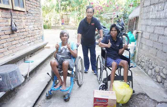 Direktur RSU Puri Raharja, Dr Gede Bagus Darmayasa (tengah) saat berbagi kasih untuk saudara disabilitas di Desa BanyuningAmed, Karangasem, Bali.