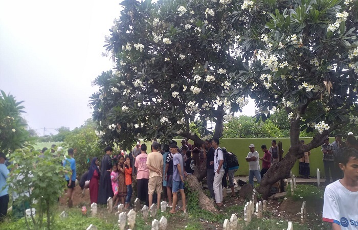 Suasana pemakaman Muhammad Arif, linmas di TPS 4 Kampung Bugis yang meninggal usai menjalankan amanahnya.